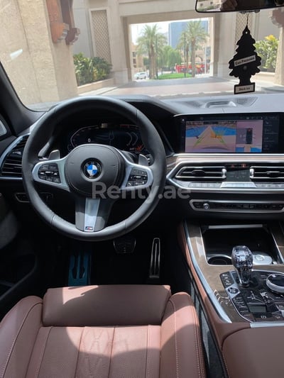 Weiß BMW X5 zur Miete in Abu-Dhabi 0