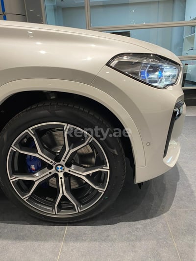 在迪拜租赁白色 BMW X6 0