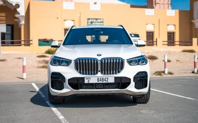 Blanc BMW X5 en location à Abu-Dhabi 0