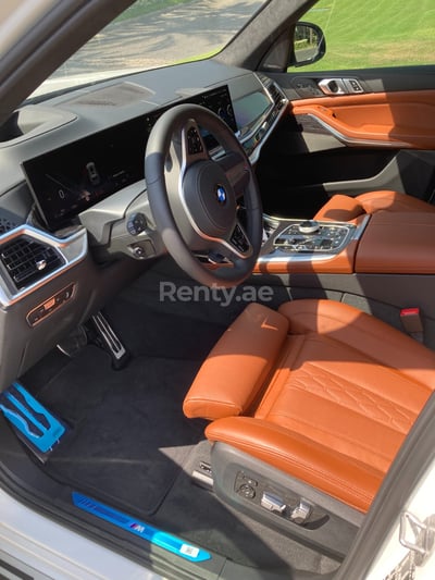 Blanco BMW X7M NEW en alquiler en Dubai 1