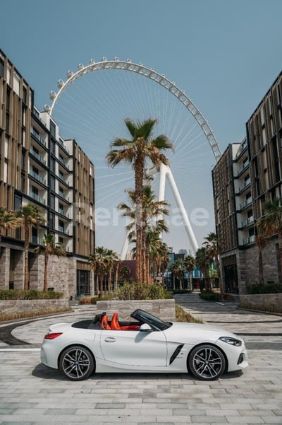 Blanc BMW Z4 cabrio en location à Sharjah 0