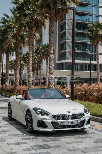 Blanco BMW Z4 cabrio en alquiler en Abu-Dhabi 1