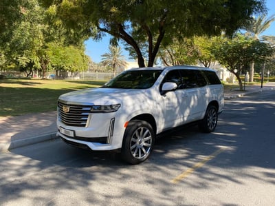 Blanc Cadillac Escalade Platinum en location à Dubai 0