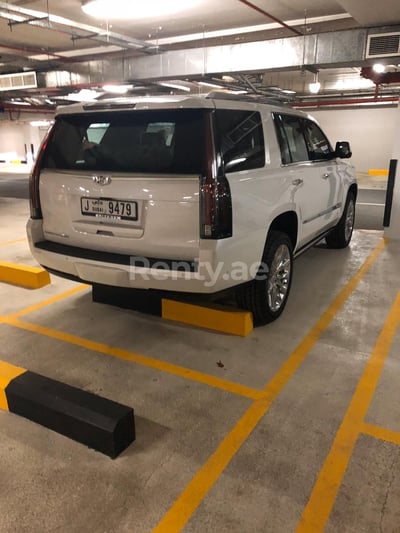 Blanco Cadillac Escalade en alquiler en Dubai 0