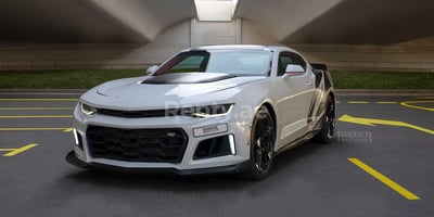 Blanco Chevrolet Camaro en alquiler en Abu-Dhabi 0