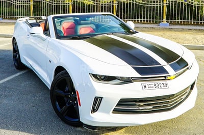 أبيض Chevrolet Camaro للإيجار في دبي 0