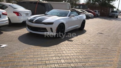 Blanco Chevrolet Camaro en alquiler en Abu-Dhabi 1