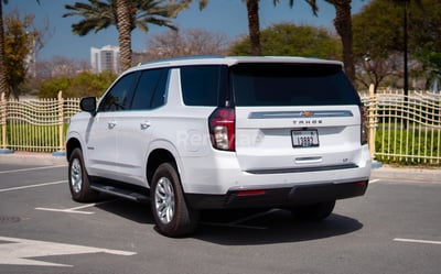 Blanc Chevrolet Tahoe en location à Sharjah 0