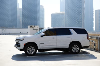 Blanco Chevrolet Tahoe en alquiler en Dubai 1