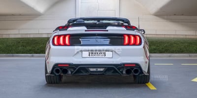 Weiß Ford Mustang Eco-boost zur Miete in Sharjah 1