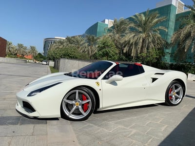 Blanc Ferrari 488 Cabrio en location à Dubai 0