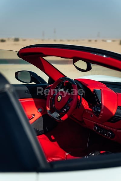 Blanco Ferrari 488 Spyder en alquiler en Abu-Dhabi 1