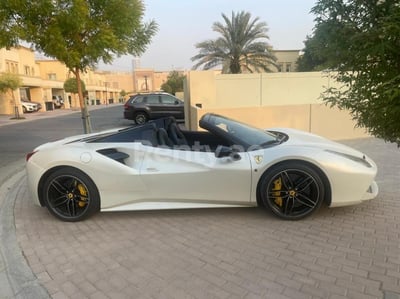 أبيض Ferrari 488 للإيجار في دبي 0