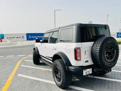 Bianca Ford Bronco Wildtrack in affitto a Dubai 0