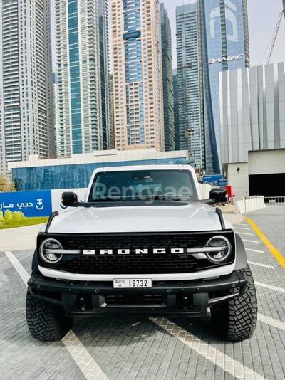 Blanco Ford Bronco Wildtrack en alquiler en Dubai 1