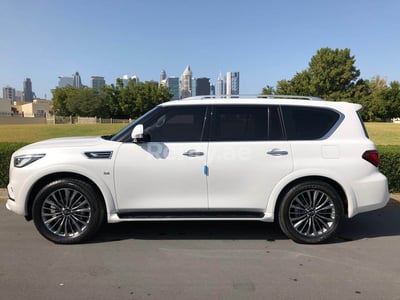 Blanco Infiniti QX 80 en alquiler en Dubai 0