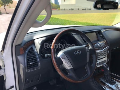 Blanco Infiniti QX 80 en alquiler en Sharjah 1