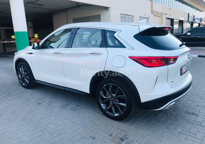 أبيض Infiniti QX Series للإيجار في دبي 1