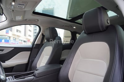 Blanco Jaguar F-Pace en alquiler en Sharjah 1