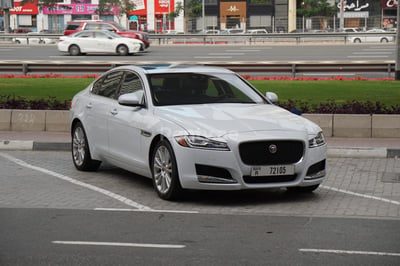 Weiß Jaguar XF zur Miete in Abu-Dhabi 0