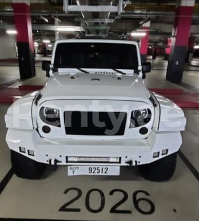 Blanc Jeep Wrangler en location à Abu-Dhabi 0