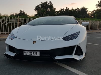 Blanco Lamborghini Evo en alquiler en Abu-Dhabi 0