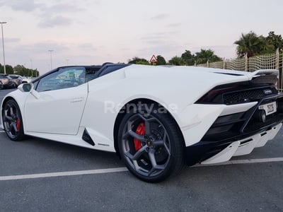 أبيض Lamborghini Evo للإيجار في دبي 1