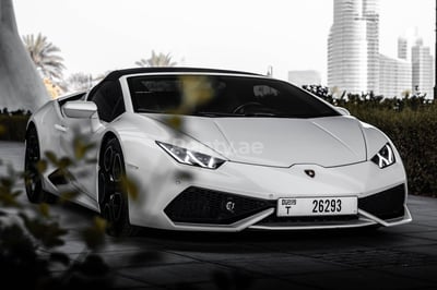 أبيض Lamborghini Huracan Spyder للإيجار في دبي 1