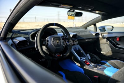 أبيض Lamborghini Huracan STO للإيجار في دبي 1