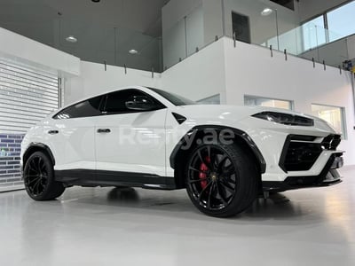 Blanc Lamborghini Urus en location à Abu-Dhabi 0