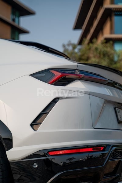 Blanc Lamborghini Urus en location à Sharjah 0