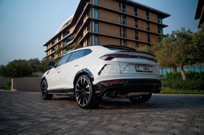 أبيض Lamborghini Urus للإيجار في دبي 1