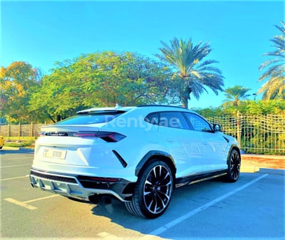 Bianca Lamborghini Urus in affitto a Dubai 1