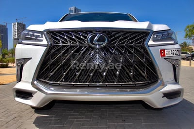 أبيض Lexus LX 570 Signature للإيجار في أبو ظبي 1