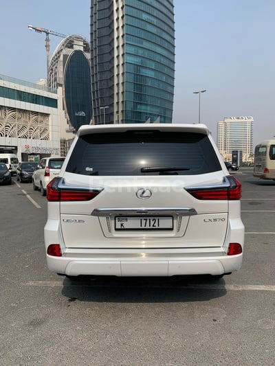 أبيض Lexus LX 570 للإيجار في دبي 1