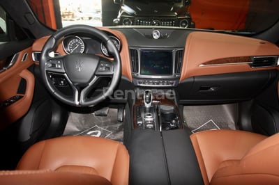 Blanc Maserati Levante S en location à Dubai 0