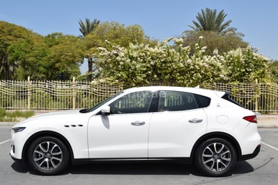 Blanc Maserati Levante en location à Abu-Dhabi 0