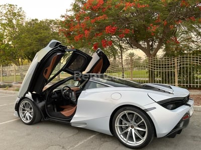 Blanc McLaren 720 S en location à Sharjah 0