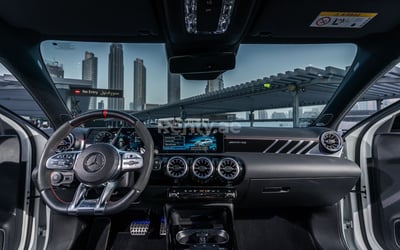 Weiß Mercedes A45 AMG zur Miete in Dubai 0