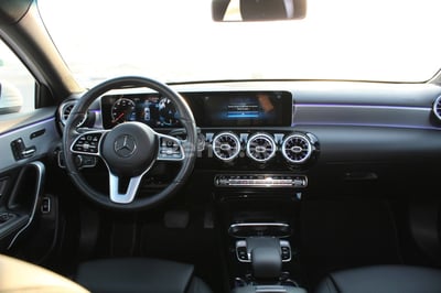 أبيض Mercedes A Class للإيجار في دبي 1