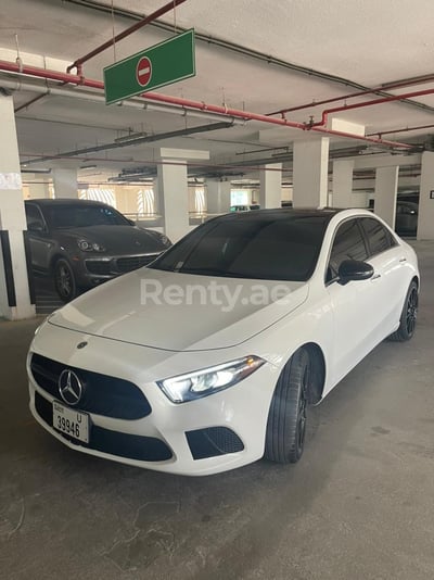 Blanco Mercedes A Class en alquiler en Sharjah 0