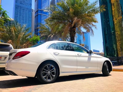 Blanco Mercedes C Class en alquiler en Abu-Dhabi 0