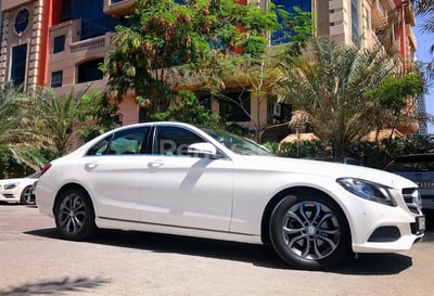 Blanc Mercedes C Class en location à Sharjah 1