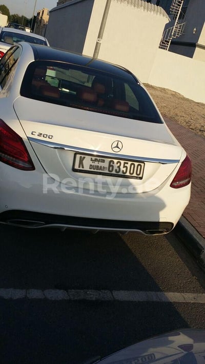 أبيض Mercedes C Class للإيجار في أبو ظبي 0