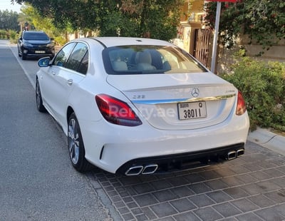 Weiß Mercedes C Class zur Miete in Abu-Dhabi 1