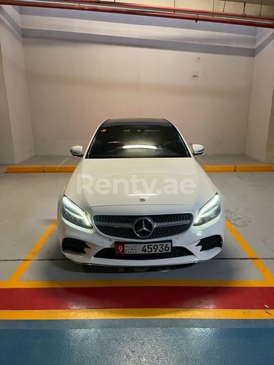 Weiß Mercedes C200 Class zur Miete in Sharjah 0