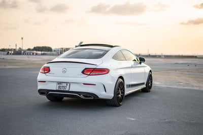 Blanc Mercedes C Class en location à Dubai 1