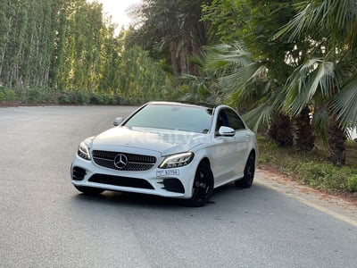 Weiß Mercedes C Class zur Miete in Abu-Dhabi 0