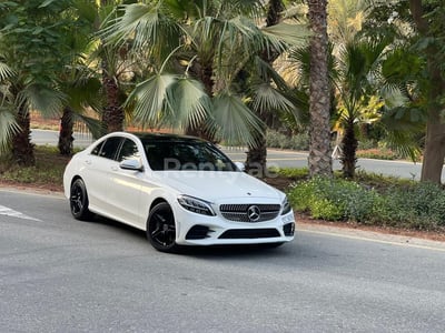 Blanc Mercedes C Class en location à Dubai 1