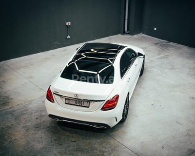 Blanco Mercedes C200 en alquiler en Abu-Dhabi 1